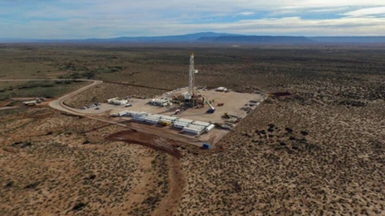 Vista de una planta de extracción de petróleo en Vaca Muerta, Neuquén