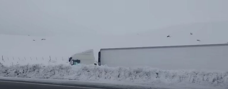 Camión varado en la Ruta 40 por nieve y hielo en Chubut