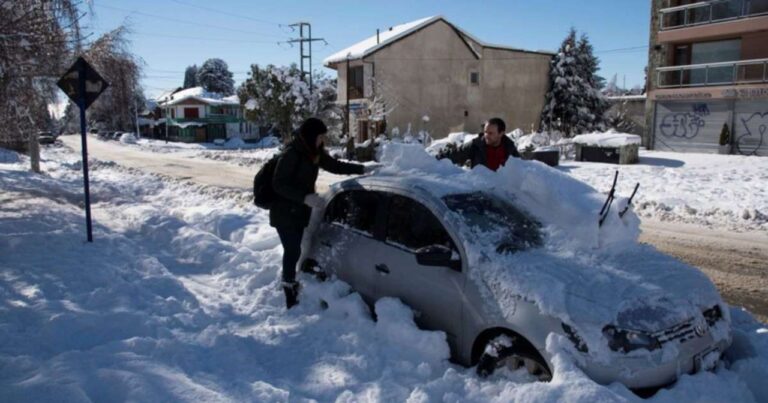 Camión con sal para distribución en calles de Bariloche