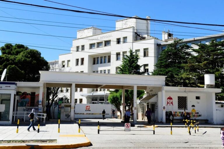 Puerta de depósito con cartel de Voluntariado en Hospital Regional