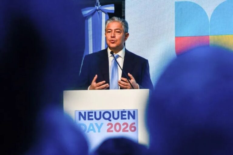 Rolando Figueroa rodeado de micrófonos durante el Neuquén Day en Buenos Aires