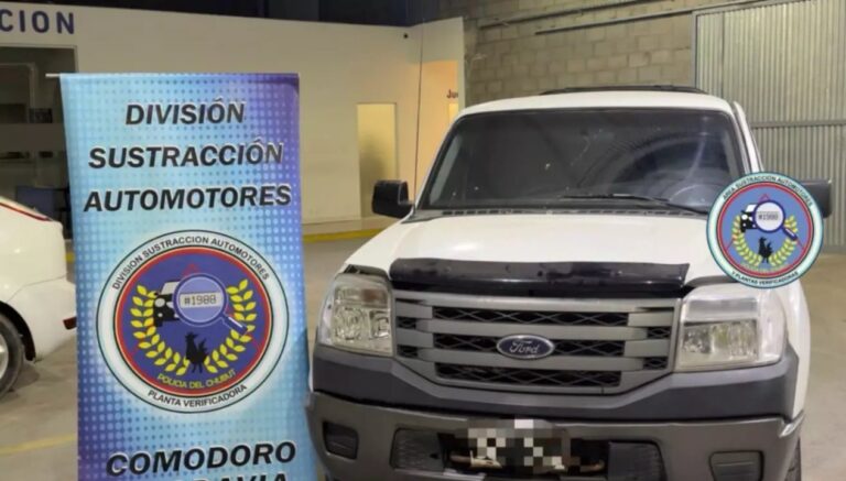 Camioneta Ford Ranger secuestrada en agencia de Comodoro Rivadavia