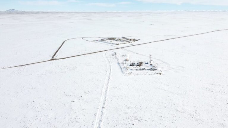 Vista de un yacimiento petrolero cubierto de nieve en Santa Cruz