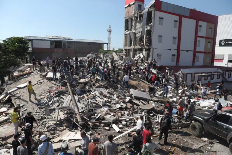 Edificios dañados tras terremoto en Colombia