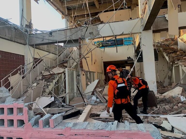 Efectos del terremoto en la isla de Flores, Indonesia