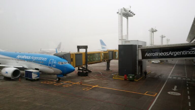 Aviones en plataforma durante tormenta eléctrica en aeropuerto de Buenos Aires