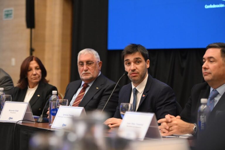 Firma de convenio entre el gobernador de Chubut, Ignacio Torres, y representantes de CAME y FECh