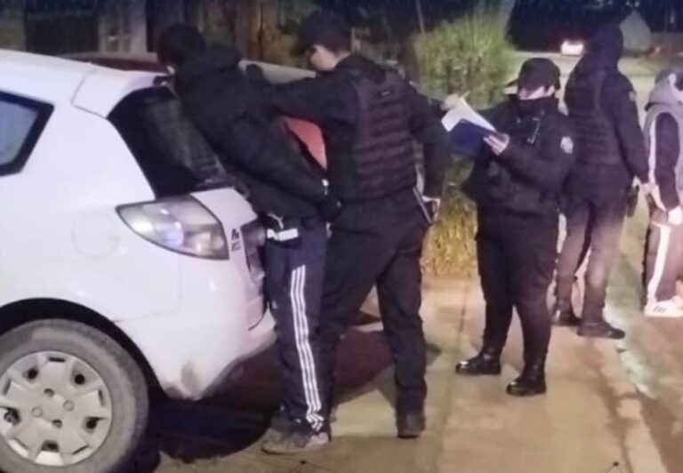 Policía en Caleta Olivia durante operativo