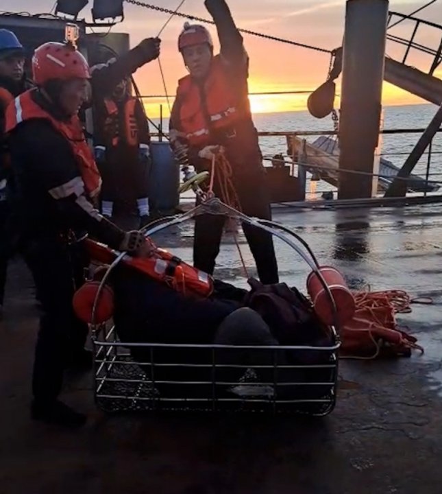 Operativo de aeroevacuación de un tripulante en alta mar