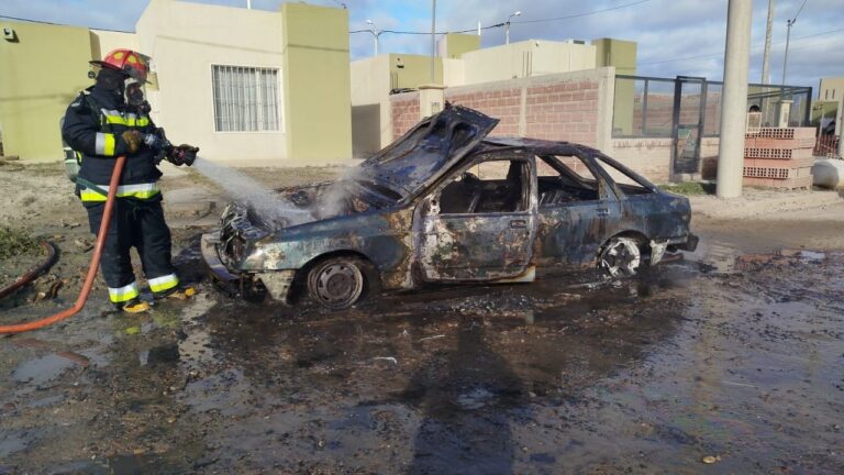 Auto incendiado en la zona norte de Comodoro Rivadavia
