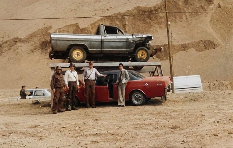 Fotografía histórica de la camioneta Ford 1961 al pie del Cerro Chenque