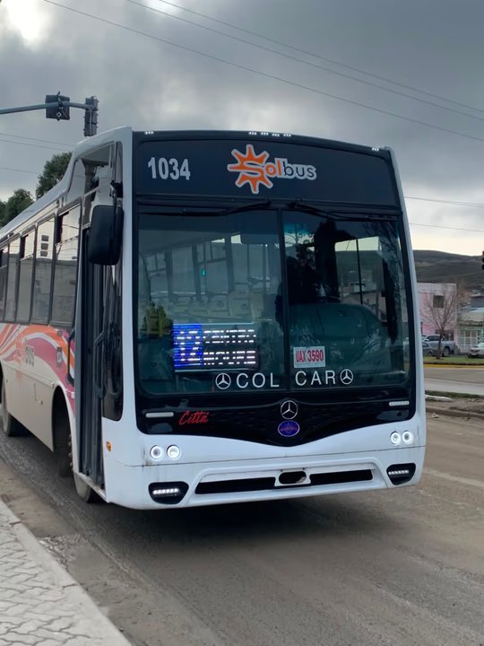 Parada de colectivo en Comodoro Rivadavia con usuarios esperando