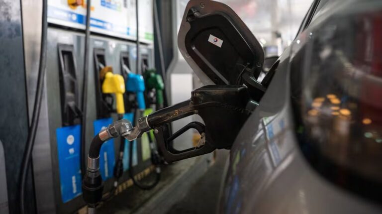 Surtidor de nafta y gasoil en una estación de servicio