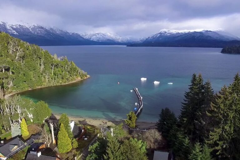 Paisaje invernal de Villa La Angostura con montañas nevadas y bosque
