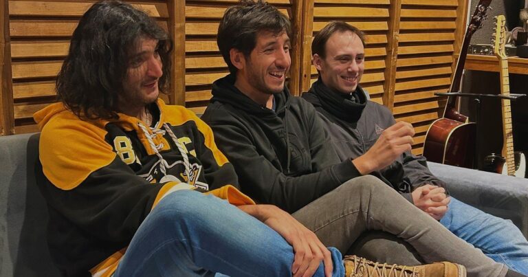 Los hijos de Marciano Cantero y Felipe Staiti en un ensayo de Enanitos Verdes