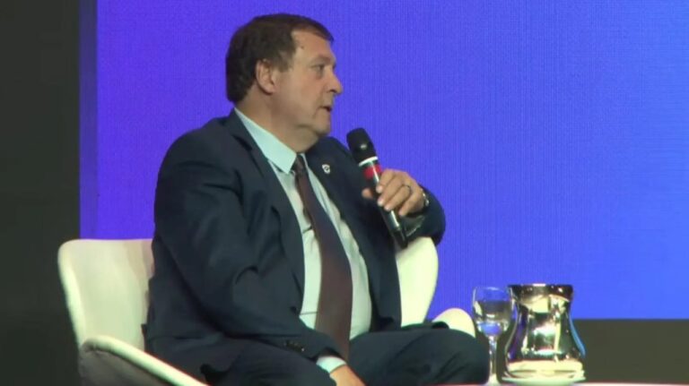 Alberto Weretilneck, gobernador de Río Negro, en el AmCham Energy Forum