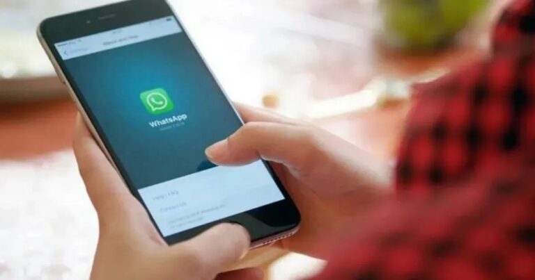 Logo de WhatsApp en un teléfono móvil