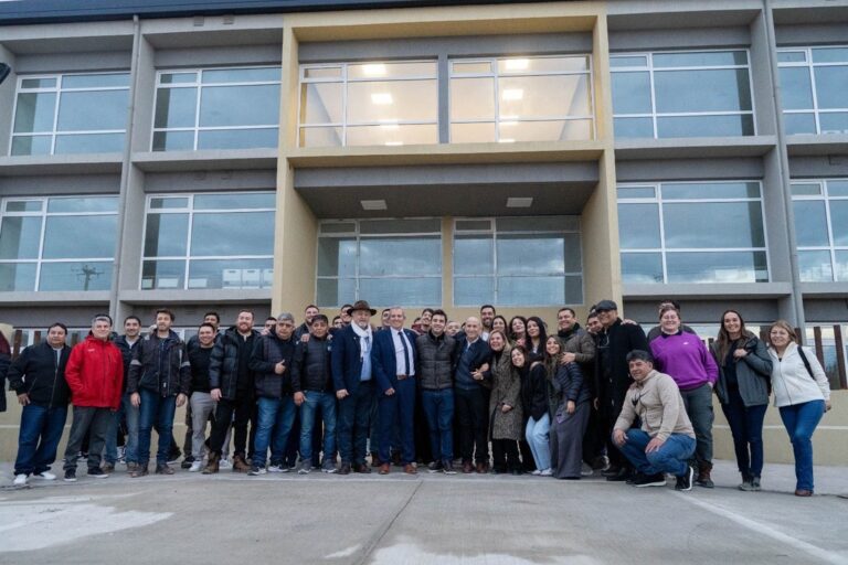 Gobernador Ignacio Torres recorriendo las instalaciones de la Escuela Tecnológica de la Patagonia Austral en Km. 5, Comodoro Rivadavia