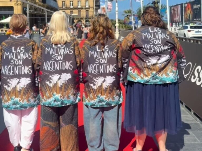 Actrices argentinas con tapados que dicen 'Las Malvinas son argentinas' en la alfombra roja del Festival de San Sebastián