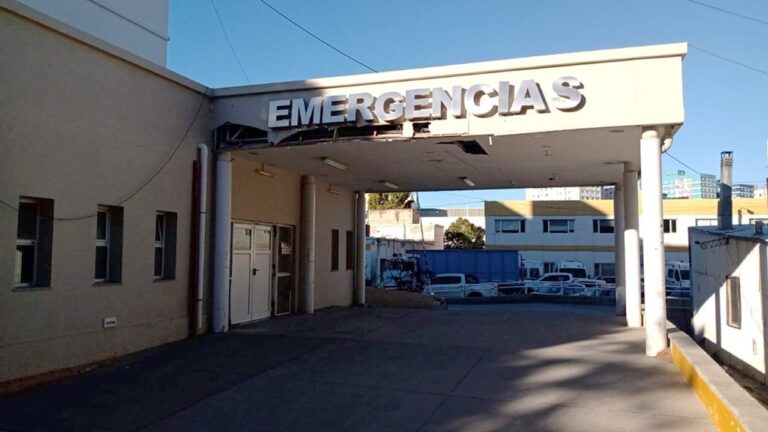 Fachada del Hospital Regional de Comodoro Rivadavia, donde fue asistido el adolescente herido