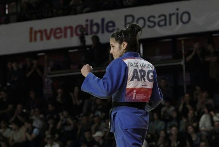 Agustina De Lucía con la medalla de plata en los Juegos Suramericanos Santa Fe 2026