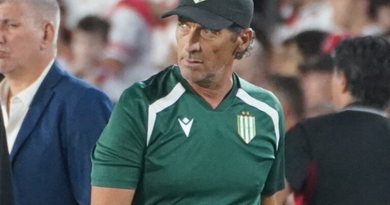 Pedro Troglio, entrenador de Banfield, durante un partido