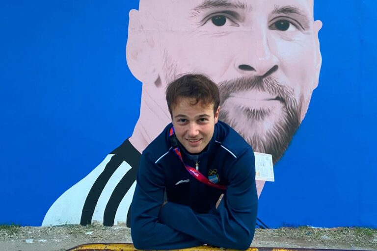 Alec Brooke, esgrimista inglés que representa a Argentina, posa con una camiseta de Messi