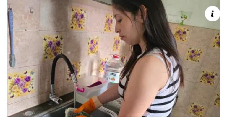 Zapatillas blancas siendo lavadas artesanalmente en un domicilio de Comodoro Rivadavia