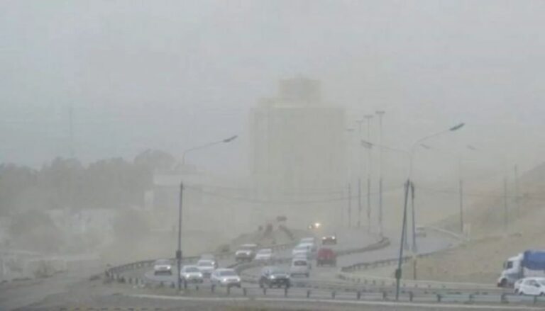 Imagen de viento fuerte en Comodoro Rivadavia, Chubut, con alerta amarilla del SMN