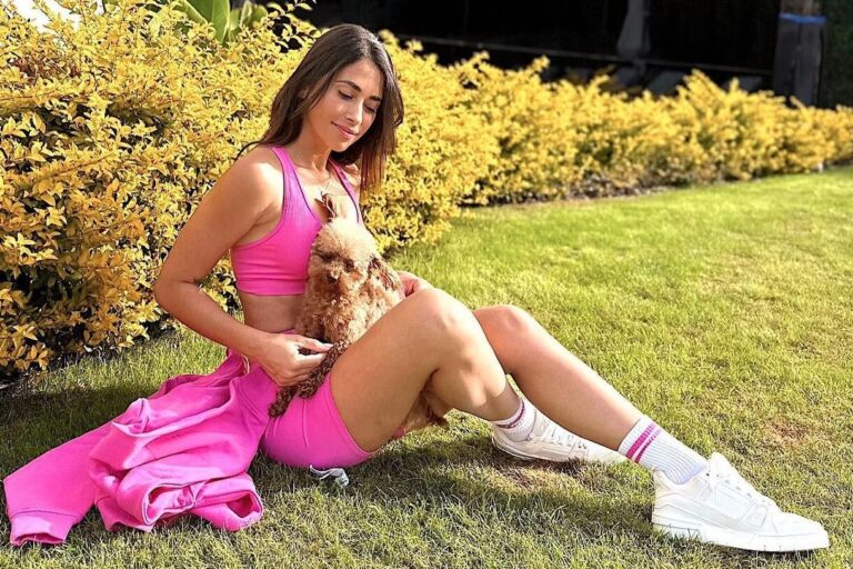 Antonela Roccuzzo durante una práctica de acroyoga