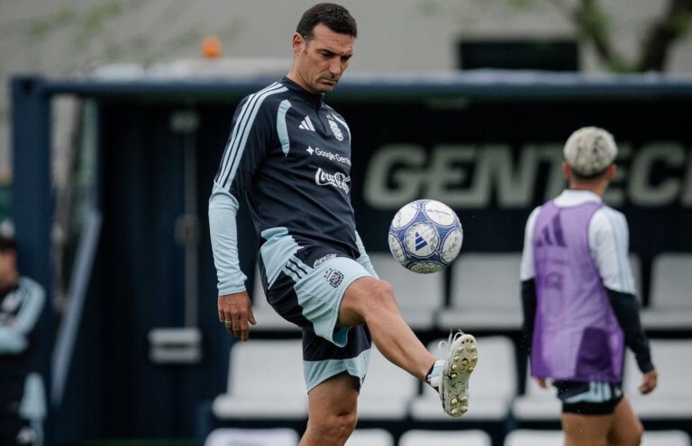 Lionel Scaloni dirigiendo un partido de la selección argentina en el estadio Mario Alberto Kempes de Córdoba