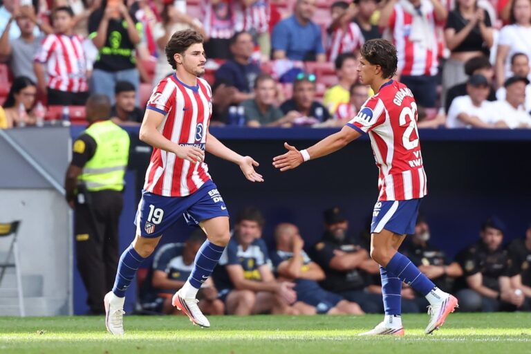 Jugadores del Atlético de Madrid y Real Madrid en el estadio Metropolitano durante un clásico de La Liga