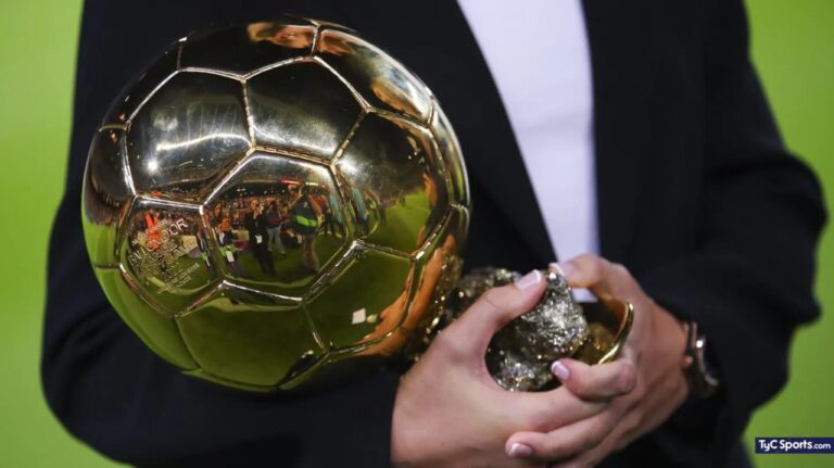 Trofeo del Balón de Oro sobre un fondo oscuro