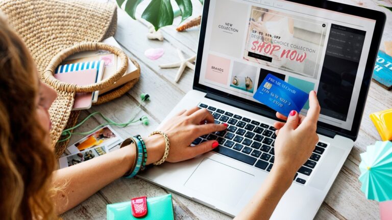 Persona usando una computadora para comprar online durante BanksWeek 2026
