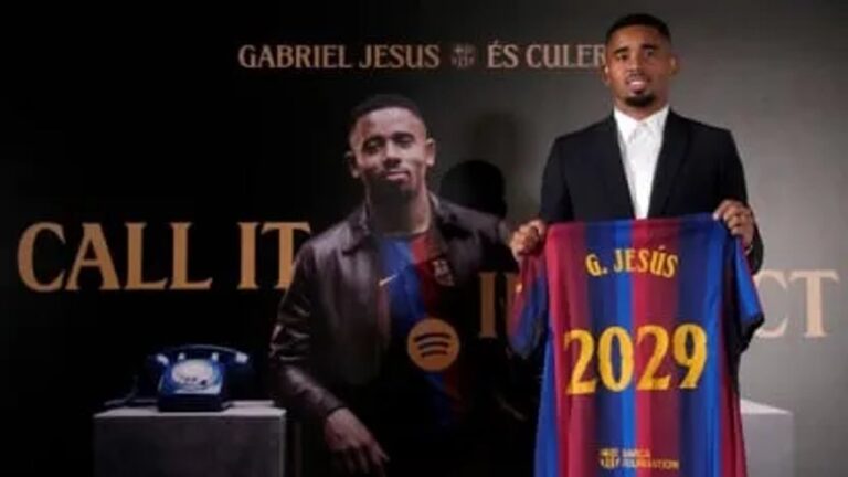 Gabriel Jesús posando con la camiseta del Barcelona