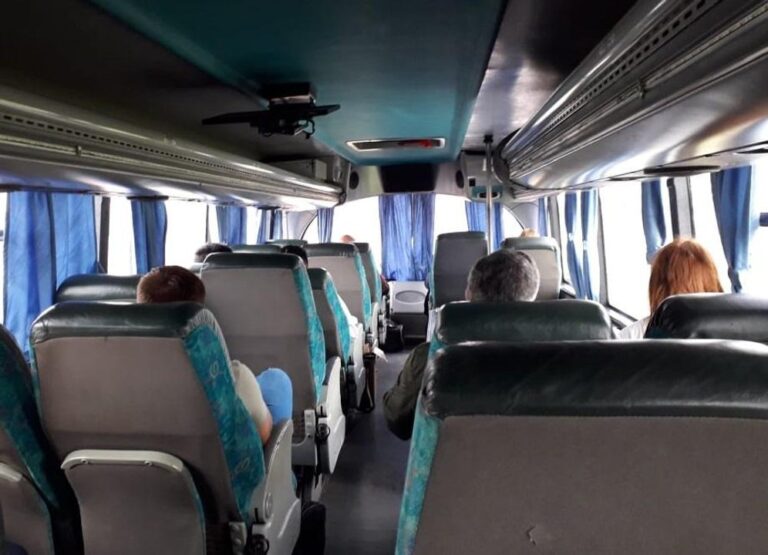 Colectivo de larga distancia en Chubut donde ocurrió el incidente con un termo que quemó a un bebé