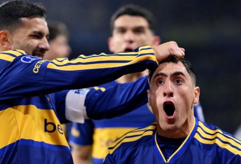 Jugadores de Boca Juniors celebran un gol ante San Pablo en La Bombonera