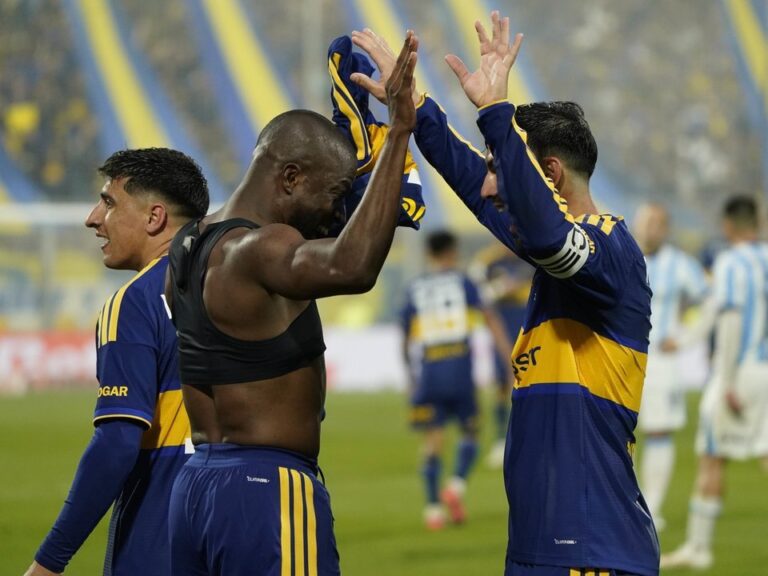 Enner Valencia celebrando un gol de cabeza con la camiseta de Boca en el partido ante Racing