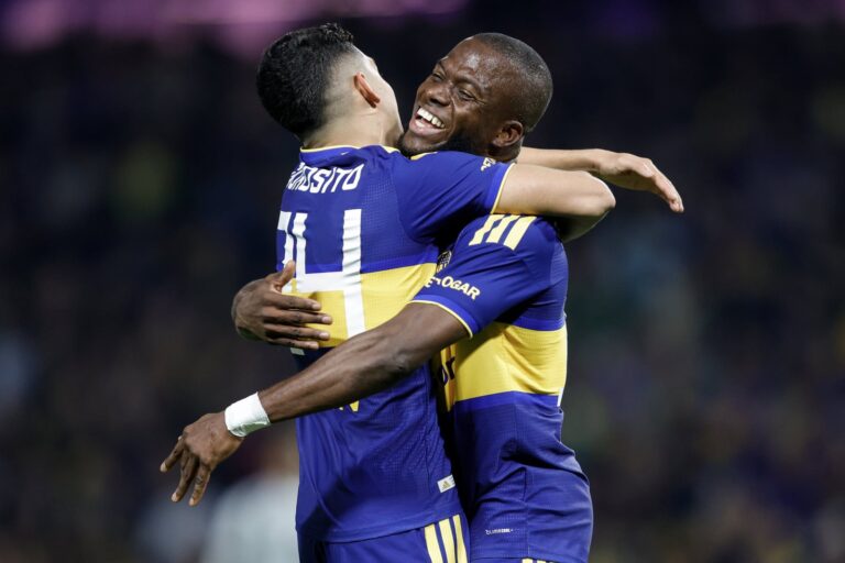 Jugadores de Boca celebrando un gol en la Bombonera