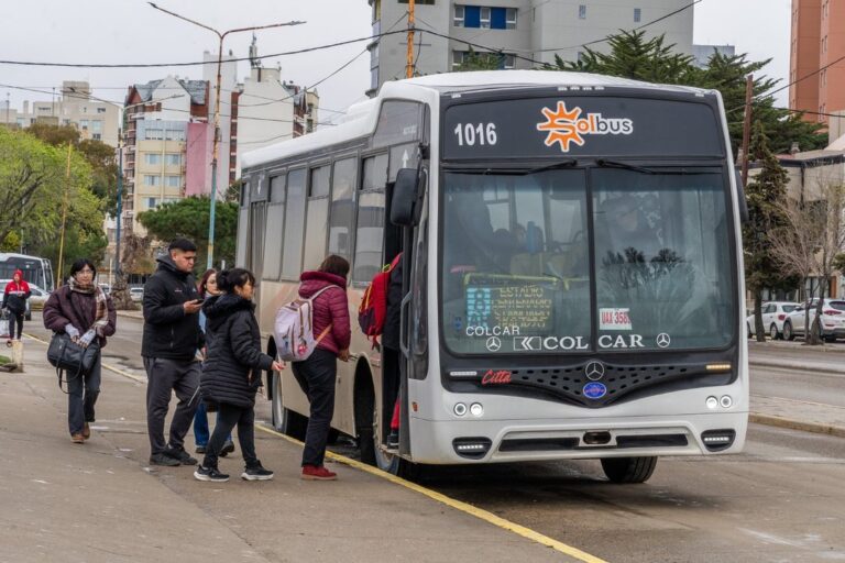Colectivo del transporte público de Comodoro Rivadavia en una parada