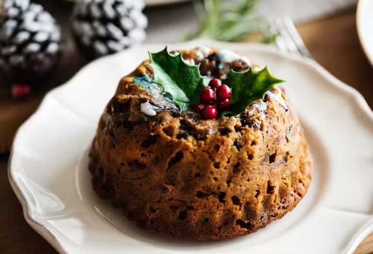 Budín inglés casero con frutas secas y glaseado