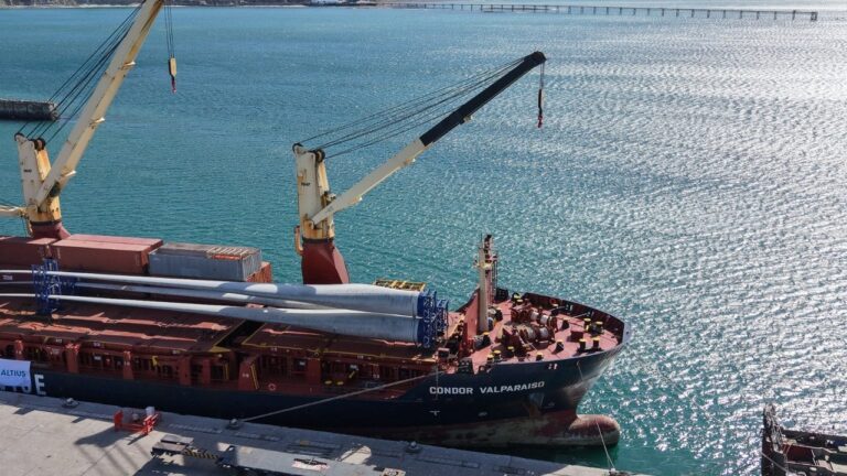 Buque Cóndor Valparaíso atracado en el muelle de Ultramar Antonio Morán durante la descarga de palas eólicas en Comodoro Rivadavia