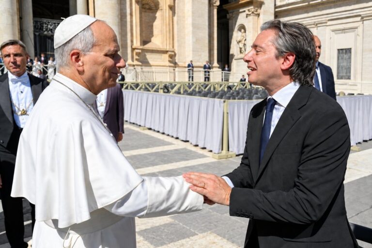 Christian Asinelli y Leonardo Boto en el Vaticano durante la audiencia general con el papa León XIV