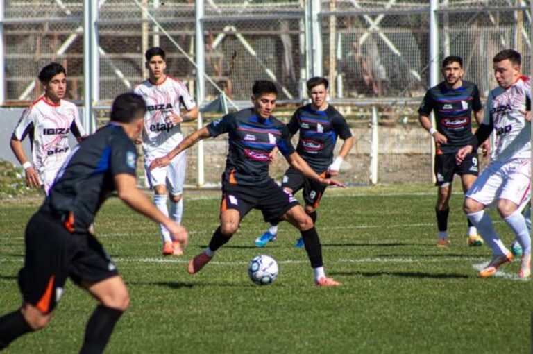 Partido de fútbol entre CAI y Rada Tilly en el Estadio Municipal de Comodoro Rivadavia