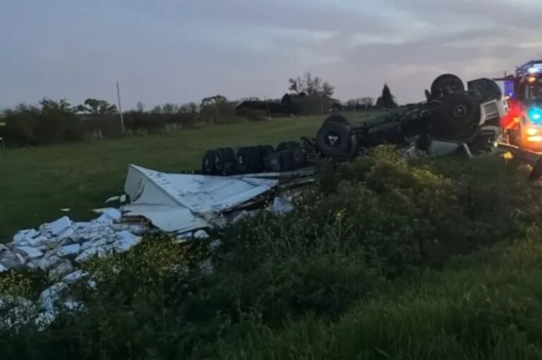 Camión volcado sobre la banquina de la ruta nacional 14 con cajas de pollo congelado esparcidas