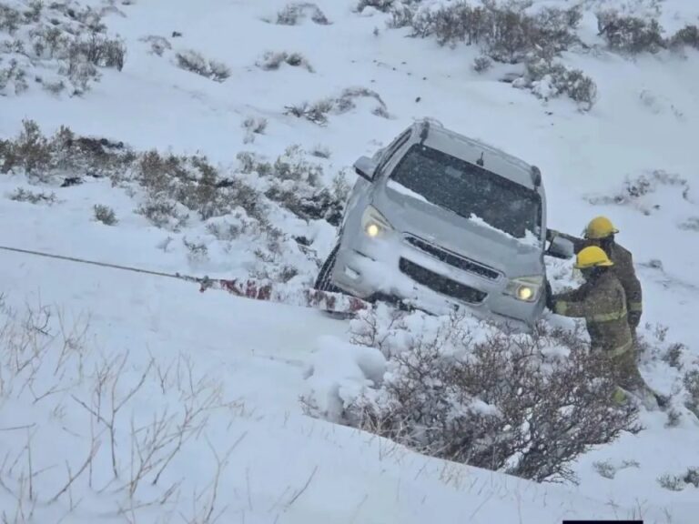 Camioneta Chevrolet S10 siendo recuperada tras desbarrancar en la Ruta Provincial 43, Andacollo