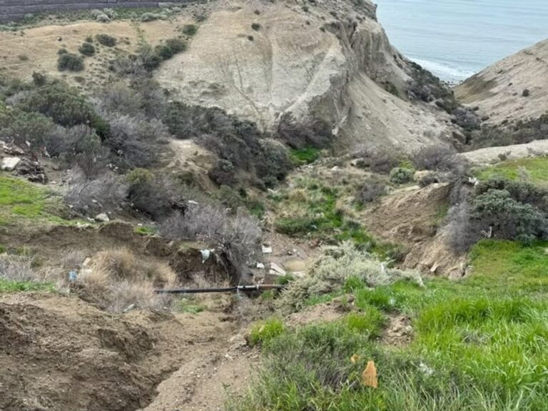 Vista del socavón en el Cañadón del Infiernillo junto a la Ruta 3, en Comodoro Rivadavia