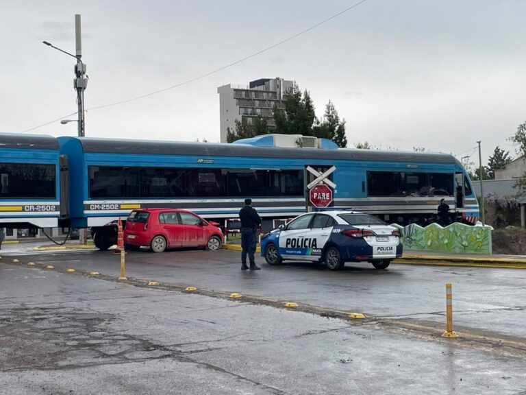Auto rojo impactado contra una formación del Tren del Valle en una bocacalle de Neuquén