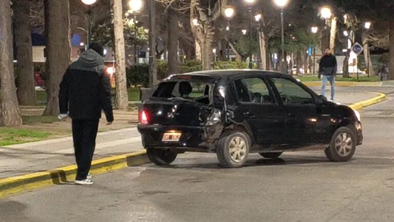 Vehículo Renault Clio con daños en la parte trasera derecha tras choque contra un árbol en Avenida Argentina
