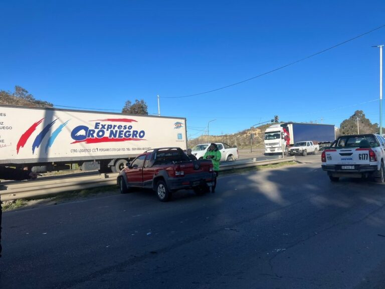 Choque entre dos vehículos en el ingreso al barrio Castelli de Comodoro Rivadavia